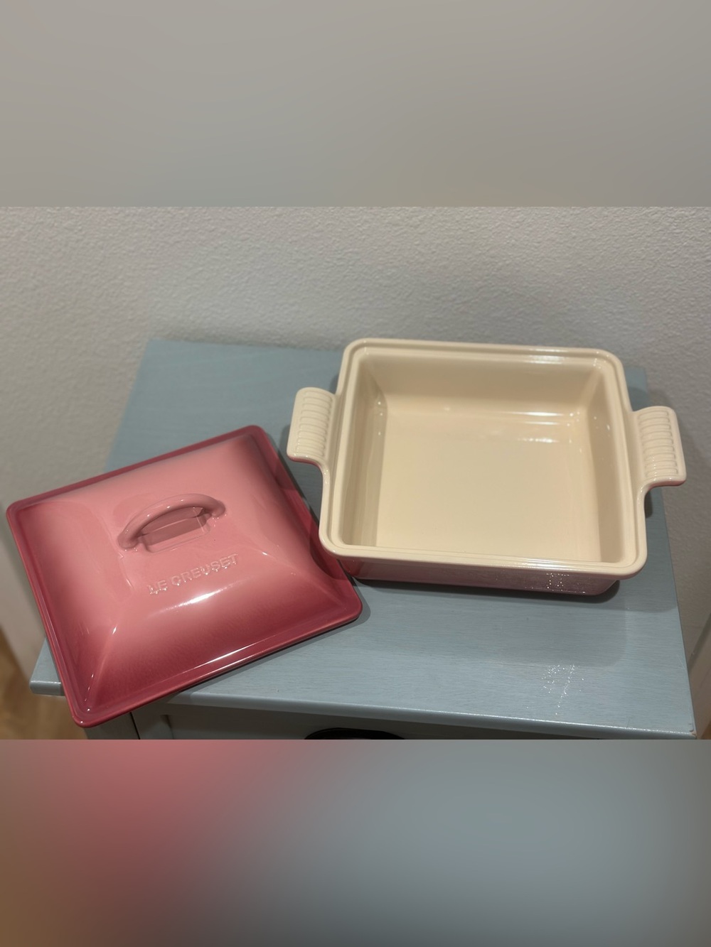 Le Creuset Classic 23cm/ Square Dish
W/Lid Rose Quartz
Rare New - Picture 9 of 12